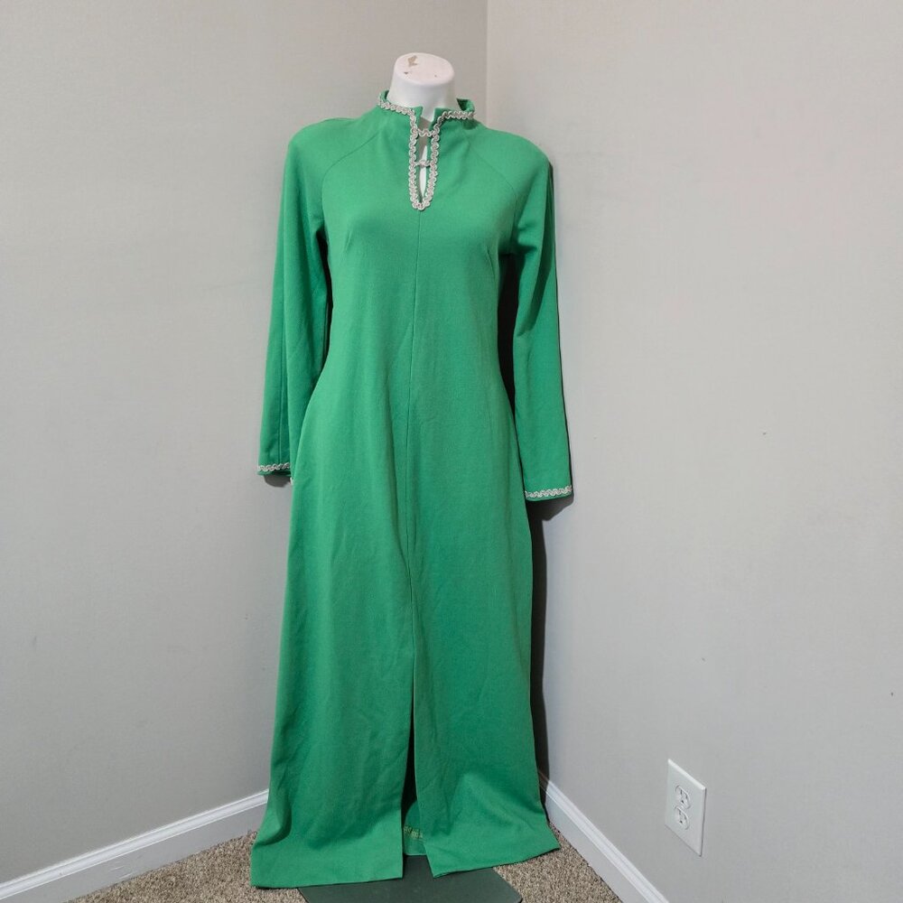(fits 10-12ish) Late 60s/Early 70s Vintage Kelly Green LS Mockneck Stretch Gown